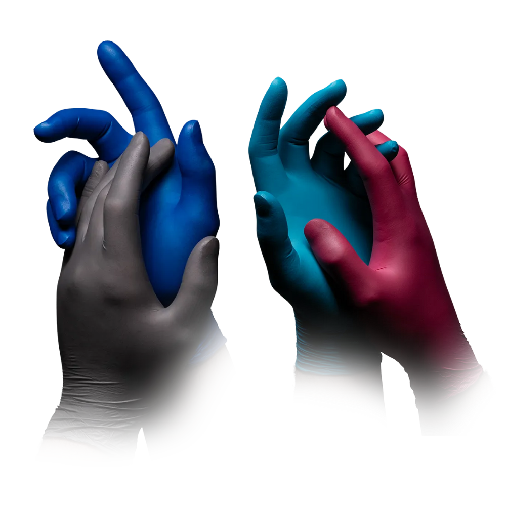 Quattro mani guantate in diversi colori (nero, blu, verde acqua e magenta) sono intrecciate su uno sfondo bianco, creando una composizione artistica e dinamica con i vivaci guanti in nitrile AMPri STYLE 4 ELEMENTS senza polvere della AMPri Handelsgesellschaft mbH.