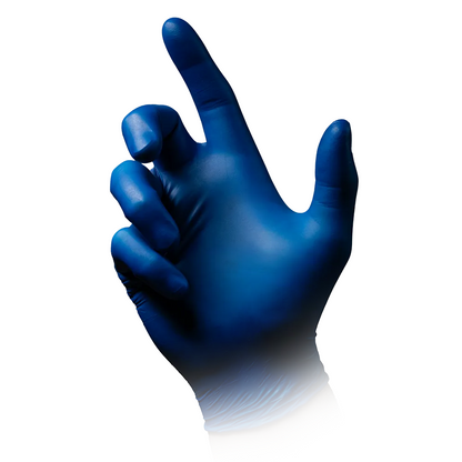Una mano destra con guanti in nitrile blu scuro AMPri STYLE BLUEBERRY senza polvere di MED-COMFORT della AMPri Handelsgesellschaft mbH viene tenuta davanti a uno sfondo bianco. Pollice, indice e medio sono leggermente curvati, mentre anulare e mignolo sono più rilassati. L'area del polso del guanto mostra una leggera sfumatura che diventa bianca.