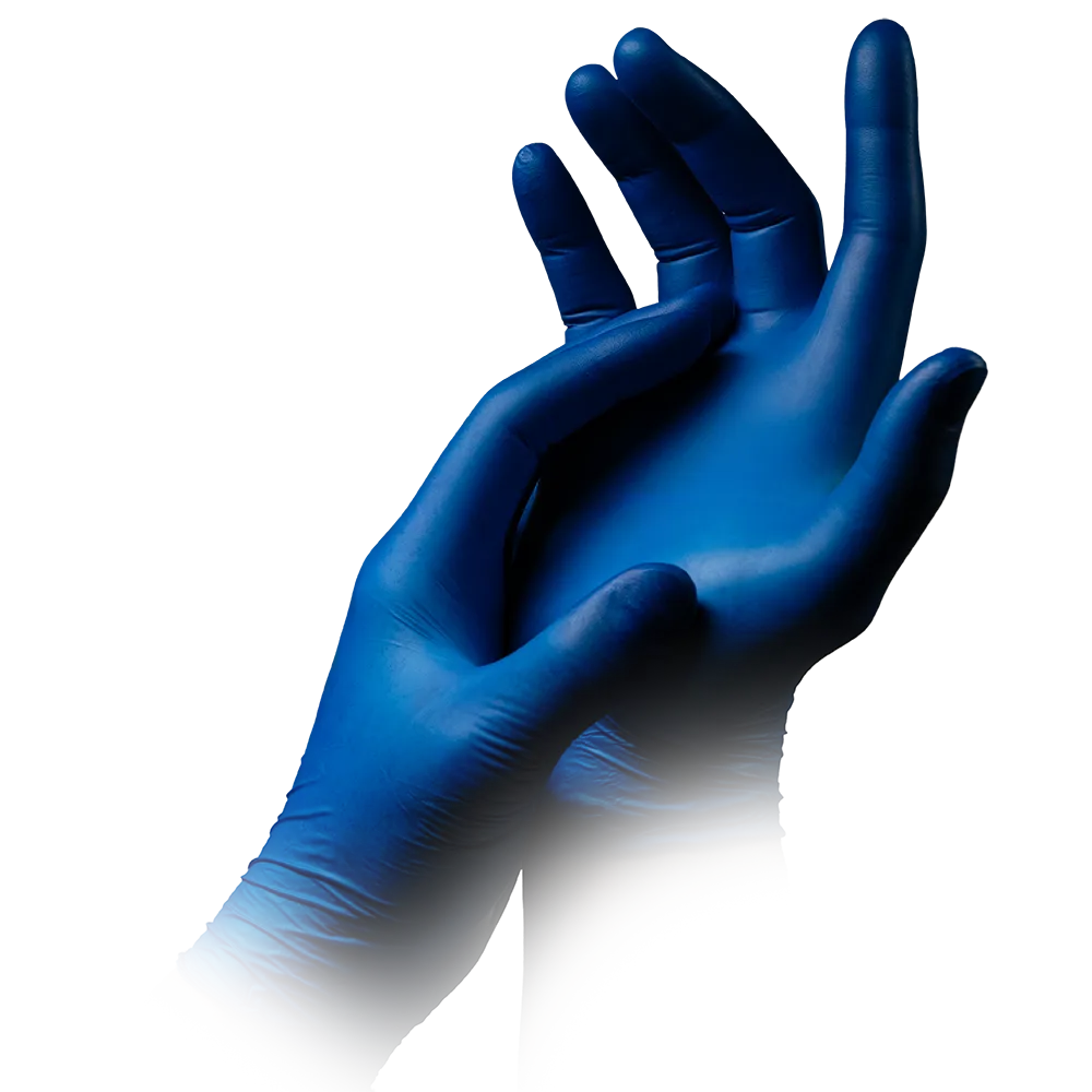 Un paio di mani che indossano guanti in nitrile senza polvere AMPri STYLE BLUEBERRY di MED-COMFORT della AMPri Handelsgesellschaft mbH, con una mano che avvolge delicatamente l'altra. L'immagine mostra uno sfondo bianco e i guanti blu scuro appaiono puliti e intatti. Le dita sono leggermente divaricate e incurvate.