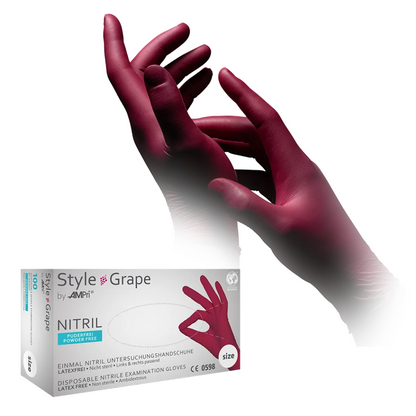 In primo piano c'è una scatola di guanti in nitrile AMPri STYLE GRAPE senza polvere di MED-COMFORT, Bordeaux della AMPri Handelsgesellschaft mbH. Dietro la scatola ci sono mani con i guanti color bordeaux in varie posizioni. Questi guanti sono promossi come senza polvere, privi di lattice e indossabili su entrambe le mani.