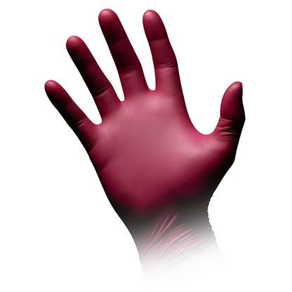Un primo piano di una mano destra con un guanto in nitrile AMPri STYLE GRAPE senza polvere di MED-COMFORT, Bordeaux. Il guanto di AMPri Handelsgesellschaft mbH copre l'intera mano e si estende leggermente sotto il polso. Lo sfondo è bianco, la mano sembra sollevata e mostra il palmo.