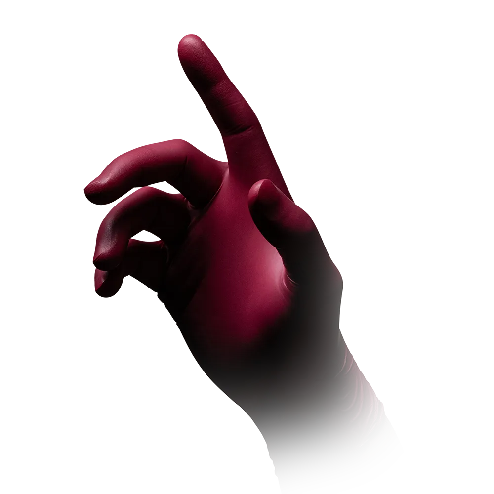 Un primo piano di una mano con le dita rivolte verso l'alto. La mano è ricoperta da un guanto in nitrile AMPri STYLE GRAPE senza polvere di MED-COMFORT in Bordeaux, che sfuma gradualmente verso il bianco verso il polso. Lo sfondo è completamente bianco.