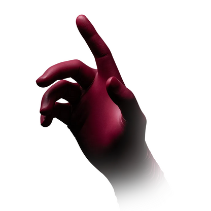 Un primo piano di una mano con le dita rivolte verso l'alto. La mano è ricoperta da un guanto in nitrile AMPri STYLE GRAPE senza polvere di MED-COMFORT in Bordeaux, che sfuma gradualmente verso il bianco verso il polso. Lo sfondo è completamente bianco.