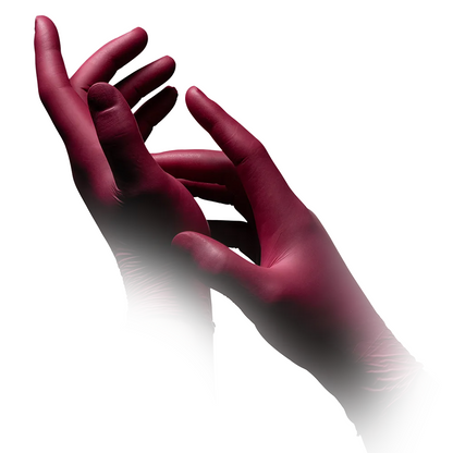 Primo piano di due mani che indossano guanti in nitrile AMPri STYLE GRAPE senza polvere di MED-COMFORT in Bordeaux, con una mano che cinge delicatamente il polso dell'altra. Lo sfondo è bianco e sfuma gradualmente intorno ai polsi.