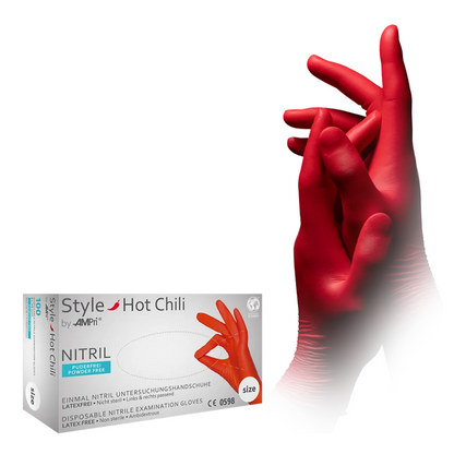 Un paio di mani con guanti in nitrile AMPri STYLE HOT CHILI senza polvere di MED-COMFORT, di colore rosso acceso, è visibile sopra una scatola con la scritta 'AMPri STYLE HOT CHILI'. Sulla scatola è indicato che si tratta di guanti monouso per esame in nitrile di taglia 'S'. Una mano è appoggiata sopra la scatola aperta.