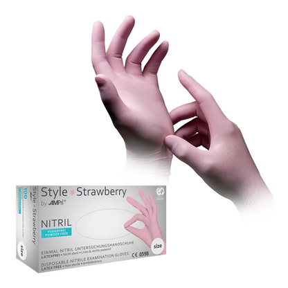 L'immagine mostra una persona che indossa guanti da esame in nitrile rosa. Sotto le sue mani c'è una scatola con la scritta "AMPri STYLE STRAWBERRY" di AMPri Handelsgesellschaft mbH, contrassegnata come senza polvere, senza lattice e destinata all'uso singolo. Questi guanti in nitrile AMPri STYLE STRAWBERRY senza polvere di MED-COMFORT in rosa sono ideali per mantenere l'igiene.