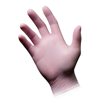Una mano sinistra indossa un guanto in nitrile AMPri STYLE STRAWBERRY senza polvere di MED-COMFORT, Rosa. Il guanto rosa chiaro si adatta perfettamente a dita e polso. Lo sfondo bianco mette perfettamente in risalto il guanto.