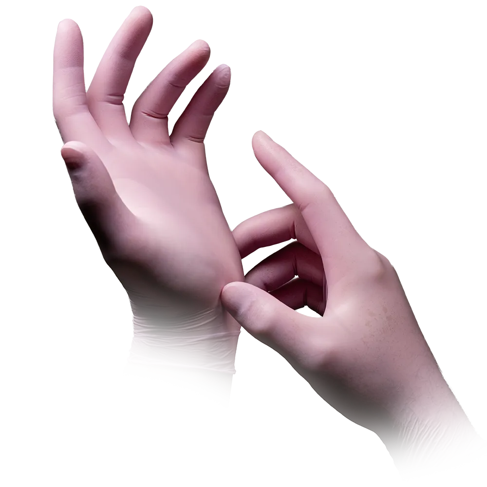 Una persona che indossa guanti in nitrile AMPri STYLE STRAWBERRY senza polvere di MED-COMFORT in rosa di AMPri Handelsgesellschaft mbH usa la mano destra per sistemare il guanto sulla mano sinistra. I guanti rosa chiaro hanno una texture liscia su uno sfondo bianco pulito.