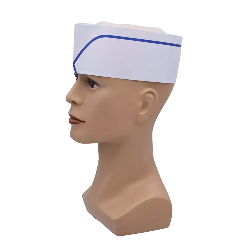 Sulla testa di un manichino è visibile un cappellino AMPri bianco con corona in tessuto e striscia blu. Questo cappello regolabile della gamma di prodotti usa e getta di AMPri Handelsgesellschaft mbH è posizionato obliquamente sul manichino e raffigurato di profilo su uno sfondo bianco semplice.