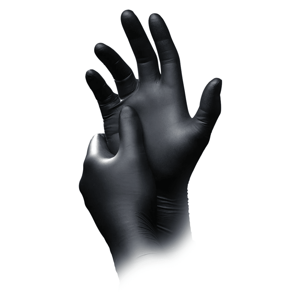 Un paio di mani con guanti in lattice nero, con una mano che tira il guanto sull'altra, isolate su uno sfondo bianco, mette in evidenza i guanti antistatici in nitrile per la protezione chimica AMPri SolidSafety Chem Ex della AMPri Handelsgesellschaft mbH, perfetti per una manipolazione precisa.