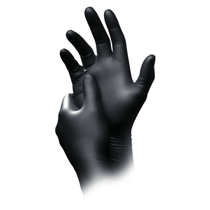 Un paio di mani con guanti in lattice nero, con una mano che tira il guanto sull'altra, isolate su uno sfondo bianco, mette in evidenza i guanti antistatici in nitrile per la protezione chimica AMPri SolidSafety Chem Ex della AMPri Handelsgesellschaft mbH, perfetti per una manipolazione precisa.