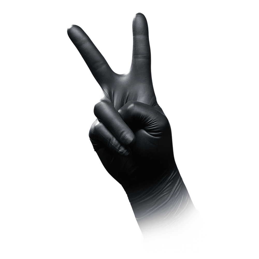 Una mano che indossa un guanto antistatico in nitrile per la protezione chimica AMPri SolidSafety Chem Ex fa un segno di pace davanti a uno sfondo bianco.