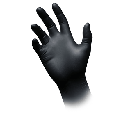 Un guanto antistatico in nitrile per la protezione chimica del tipo AMPri SolidSafety Chem Ex, realizzato per una manipolazione precisa, è indossato su una mano con le dita leggermente distese davanti a uno sfondo bianco semplice.