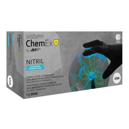 I guanti antistatici in nitrile per la protezione chimica AMPri SolidSafety Chem Ex della AMPri Handelsgesellschaft mbH sono progettati per una manipolazione precisa e resistenza chimica. La confezione mostra una mano in un guanto che tiene una sfera colorata e traslucida in grigio, con l'indicazione della taglia chiaramente visibile sul lato.
