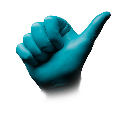 Una mano guantata blu, adornata con i guanti di protezione chimica SolidSafety ChemN Special in nitrile della AMPri Handelsgesellschaft mbH, estende il pollice verso l'alto davanti a uno sfondo bianco.