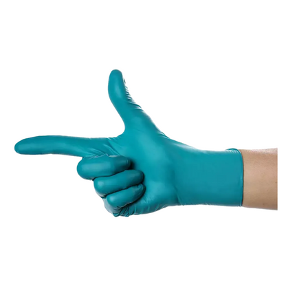 Una mano con un guanto di protezione chimica in nitrile AMPri SolidSafety ChemN Special della AMPri Handelsgesellschaft mbH è davanti a uno sfondo bianco. Le dita sono distese e leggermente piegate in un gesto di pistola con le dita, con il pollice rivolto verso l'alto e l'indice in avanti, sottolineando l'eccellente resistenza chimica del guanto.