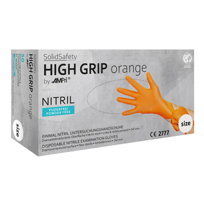 Scatola con guanti di protezione chimica in nitrile AMPri SolidSafety High Grip arancioni. Questi guanti non sterili hanno una superficie strutturata a diamante senza polvere e sono adatti per entrambe le mani. Etichettati in più lingue con informazioni sulle dimensioni, CE 2777 e simboli per alimenti per l'uso nell'industria alimentare.