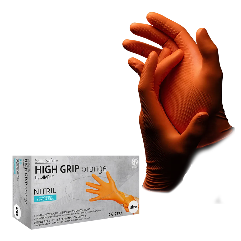 Un paio di guanti in nitrile arancioni per la protezione contro le sostanze chimiche, raffigurati con una mano al polso dell'altra, è visibile sotto una scatola con la scritta "AMPri SolidSafety High Grip Orange" di AMPri Handelsgesellschaft mbH. Questi guanti monouso non sterili sono progettati specificamente per una presa elevata e sono versatili, inclusa l'uso come guanti nell'industria alimentare.