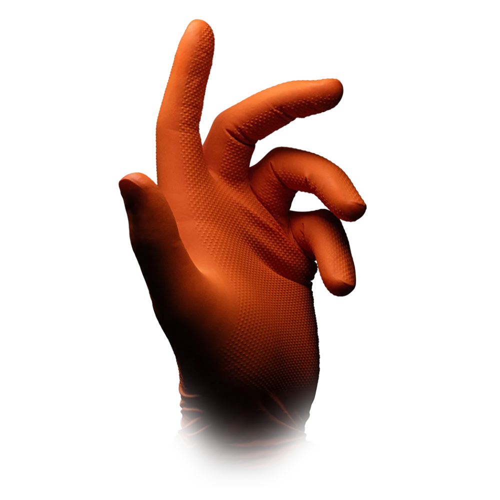 Una mano in un guanto di nitrile arancione, simile ai guanti di protezione chimica in nitrile AMPri SolidSafety High Grip Orange di AMPri Handelsgesellschaft mbH, è visibile su uno sfondo bianco. Le dita sono leggermente piegate, come se stessero gesticolando o tenendo qualcosa, e la superficie strutturata del guanto indica la sua idoneità per l'uso nell'industria alimentare.