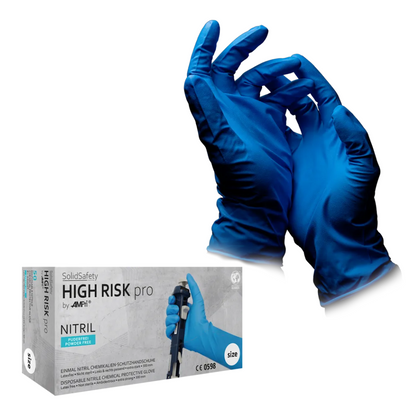 Una scatola di guanti di protezione chimica in nitrile AMPri SolidSafety High Risk Pro Tipo A viene presentata accanto a un paio di mani guantate. I guanti in nitrile blu offrono protezione contro le sostanze chimiche. Sulla confezione sono visibili i dettagli del prodotto e il marchio di AMPri Handelsgesellschaft mbH.