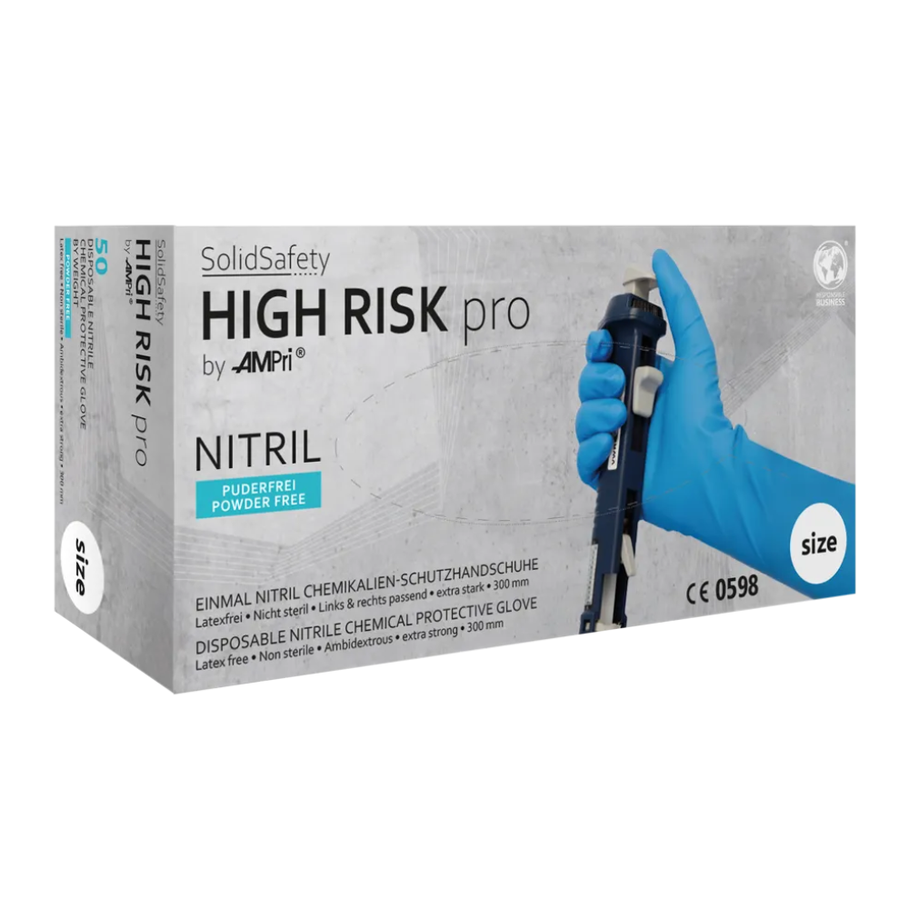 Una scatola di guanti di protezione chimica in nitrile AMPri SolidSafety High Risk Pro Tipo A di AMPri Handelsgesellschaft mbH mostra sulla confezione una mano con un guanto blu che tiene una provetta. Questi guanti sono privi di polvere e lattice e sono certificati CE 0598 per una protezione ottimale contro le sostanze chimiche.