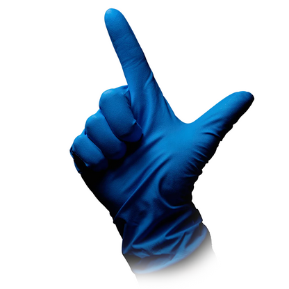 Una mano con un guanto di protezione chimica in nitrile AMPri SolidSafety High Risk Pro Tipo A è visibile su uno sfondo bianco. Il pollice e l'indice formano una 'L', mentre le altre dita sono piegate verso l'interno, sottolineando la resistenza di questi guanti di AMPri Handelsgesellschaft mbH.