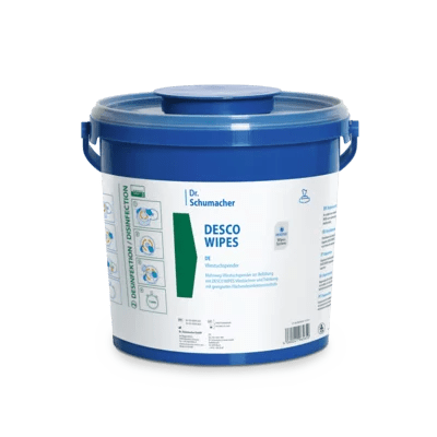 Un grande contenitore di plastica blu con manico e coperchio rotondo con la scritta "Dr. Schumacher DESCO WIPES EIMER | Confezione (6 pezzi)" della Dr. Schumacher GmbH, con istruzioni blu e verdi per salviette disinfettanti per la pulizia delle superfici.