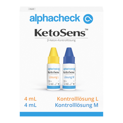 Un'immagine del prodotto Alphacheck KetoSens β-Keton-Soluzione di controllo L+M | Confezione (2 flaconcini) di Berger Med GmbH per dispositivi di misurazione chetogenica. L'immagine mostra una scatola bianca con testo blu e giallo. Nella scatola ci sono due piccoli flaconi con tappi colorati, uno giallo (soluzione L) e uno blu (soluzione di controllo M). Il volume è indicato come 4 mL.