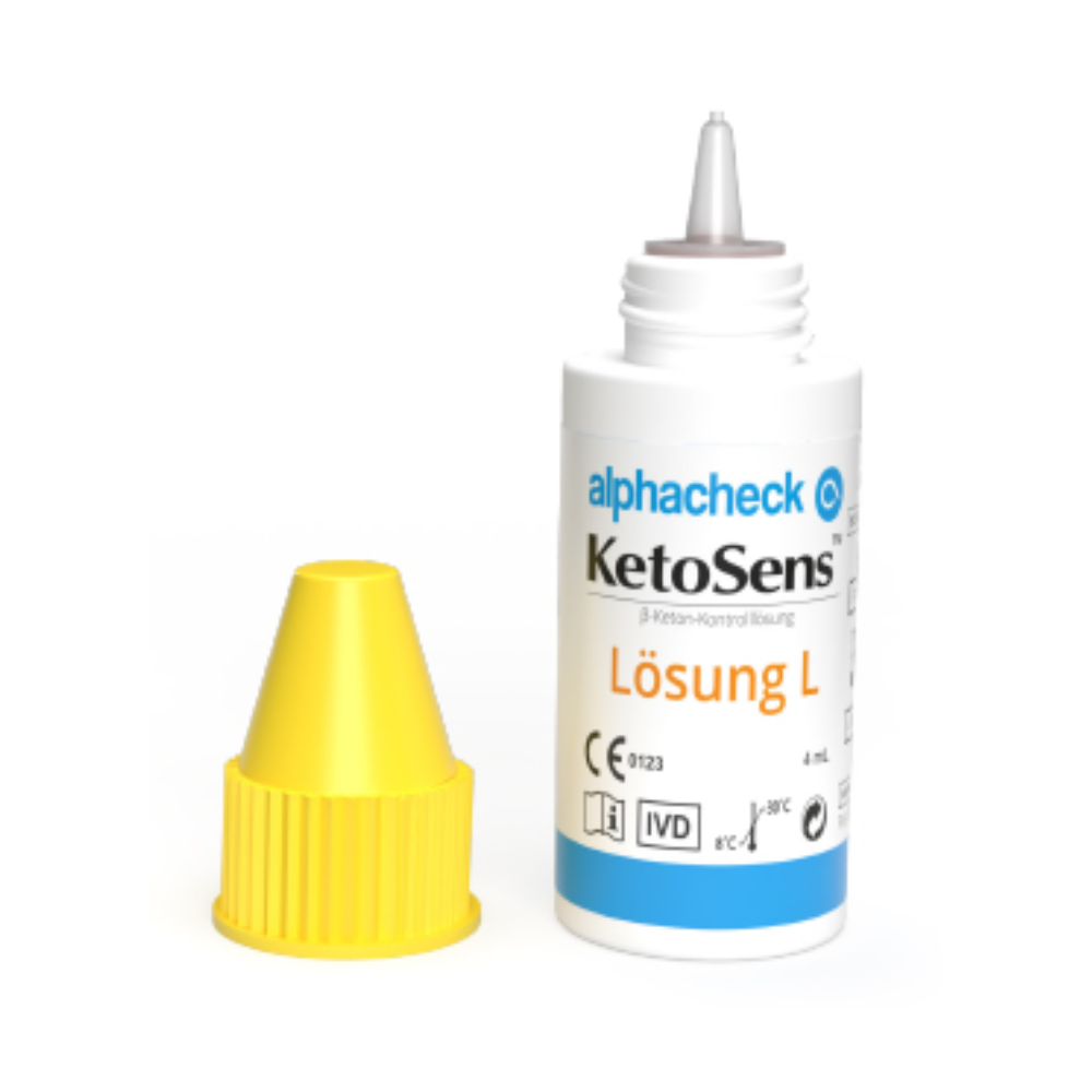 Accanto c'è un flacone bianco di Alphacheck KetoSens β-Keton-Soluzione di controllo L+M | Confezione (2 flaconcini) di Berger Med GmbH con etichetta blu e tappo giallo. Il flacone e il tappo sono progettati per uso medico e riportano informazioni sulla temperatura di conservazione, marcatura CE e altri avvisi importanti per la soluzione di controllo β-Keton nei dispositivi di misurazione chetogenica.