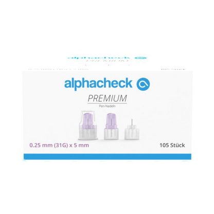 Una scatola bianca con la scritta "Alphacheck PREMIUM Pen-Nadeln, diverse dimensioni" e logo blu. Contiene 105 pezzi di aghi a penna, nelle dimensioni 0,25 mm (31G) x 5 mm per la somministrazione di insulina. Sul fronte sono raffigurati tre aghi a penna che garantiscono un minimo dolore durante l'uso. Il testo "105 pezzi" indica il numero di pezzi. Il prodotto è della Berger Med GmbH.