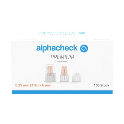Una scatola bianca con la scritta "Alphacheck PREMIUM Pen-Nadeln, diverse dimensioni" con un'immagine di tre aghi a penna della Berger Med GmbH. Il testo indica le dimensioni di 0,25 mm (31G) x 6 mm e la quantità di 105 pezzi, concepiti per il comfort nella somministrazione di insulina.