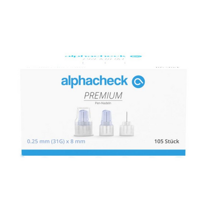 L'immagine mostra una scatola di aghi a penna Alphacheck PREMIUM, diverse dimensioni della Berger Med GmbH, sviluppati per minimizzare il dolore nella somministrazione di insulina. Sulla confezione è indicato che gli aghi misurano 0,25 mm (31G) x 8 mm e la scatola contiene 105 pezzi. Sulla scatola sono raffigurati tre aghi a penna.