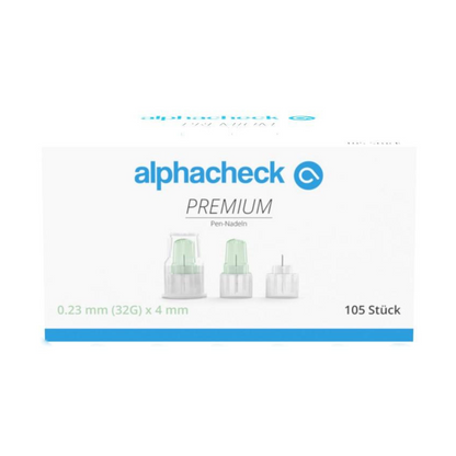 Una scatola bianca con la scritta "Alphacheck PREMIUM Pen-Nadeln, diverse dimensioni" in design verde-blu, concepita per minimizzare il dolore durante la somministrazione di insulina. Contiene 105 pezzi nelle dimensioni 0,23 mm (32G) x 4 mm. Sul fronte sono raffigurati tre aghi a penna della Berger Med GmbH.