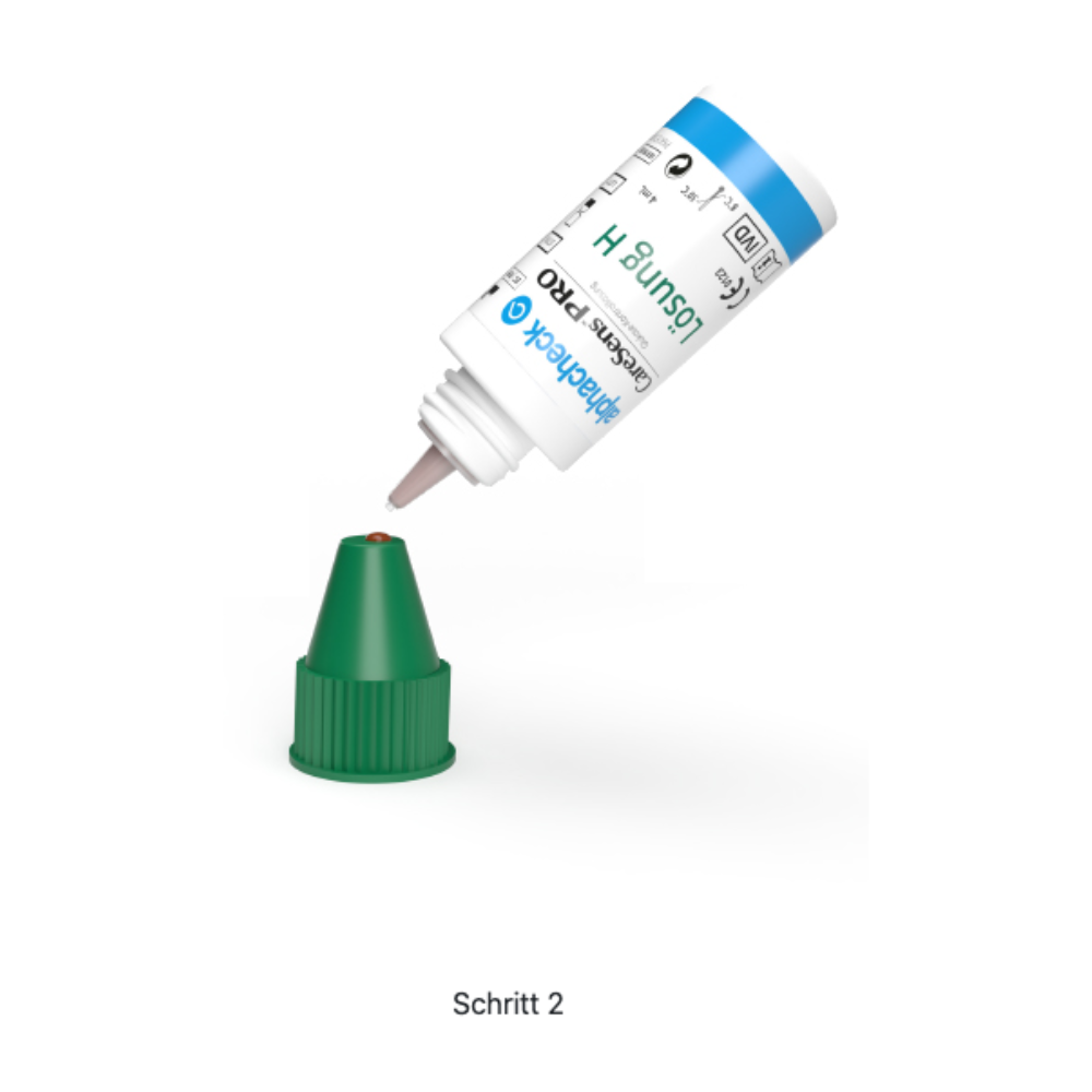 Un piccolo flacone bianco con la scritta "Berger Med GmbH Alphacheck CareSens PRO Soluzione di Controllo L+H | Confezione (2 Flaconcini)" e un tappo blu è inclinato verso il basso e rilascia una goccia di liquido su un oggetto conico verde. Sotto l'immagine c'è il testo "Passo 2", che ricorda le istruzioni per la misurazione di prova.