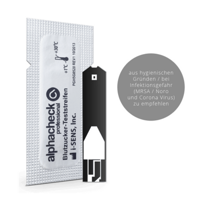 Una striscia reattiva per glicemia con la scritta "Alphacheck professional strisce reattive per glicemia, blisterata | Confezione (50 pezzi)" di Berger Med GmbH è esposta. La striscia reattiva per glicemia è parzialmente contenuta in un involucro protettivo bianco con scritte in tedesco, che ne consiglia l'uso per motivi igienici e per ridurre il rischio di infezione (MRSA, Noro e Coronavirus).