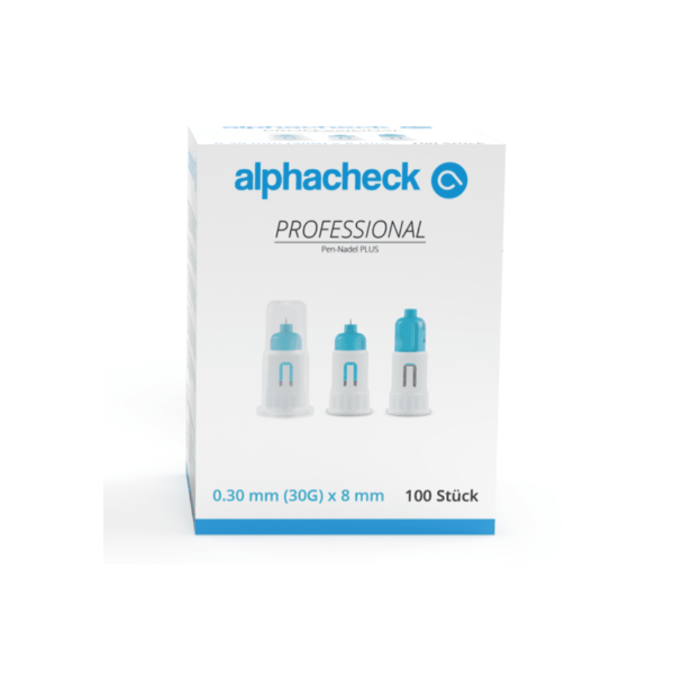Una confezione di aghi per penna Alphacheck professional PLUS, in diverse misure. La confezione bianca con dettagli blu contiene 100 aghi sterili da 0,30 mm (30G) x 8 mm per iniezioni di insulina. Sulla parte anteriore sono raffigurati tre aghi per penna con una scritta in blu e nero della Berger Med GmbH.