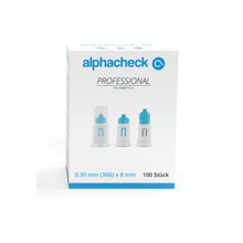 Una confezione di aghi per penna Alphacheck professional PLUS, in diverse misure. La confezione bianca con dettagli blu contiene 100 aghi sterili da 0,30 mm (30G) x 8 mm per iniezioni di insulina. Sulla parte anteriore sono raffigurati tre aghi per penna con una scritta in blu e nero della Berger Med GmbH.