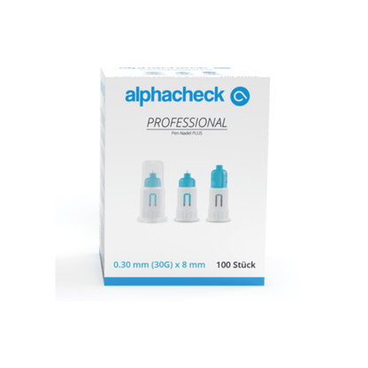 Una confezione di aghi per penna Alphacheck professional PLUS, in diverse misure. La confezione bianca con dettagli blu contiene 100 aghi sterili da 0,30 mm (30G) x 8 mm per iniezioni di insulina. Sulla parte anteriore sono raffigurati tre aghi per penna con una scritta in blu e nero della Berger Med GmbH.