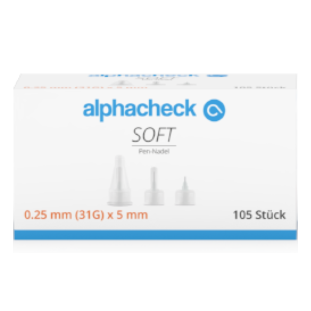L'immagine mostra una scatola di aghi Alphacheck Soft, diverse dimensioni, 105 pezzi/confezione di Berger Med GmbH. La scatola prevalentemente bianca con testo blu e arancione contiene 105 aghi da 0,25 mm (31G) x 5 mm, perfetti per iniezioni di insulina e con un rivestimento in silicone per iniezioni più morbide.