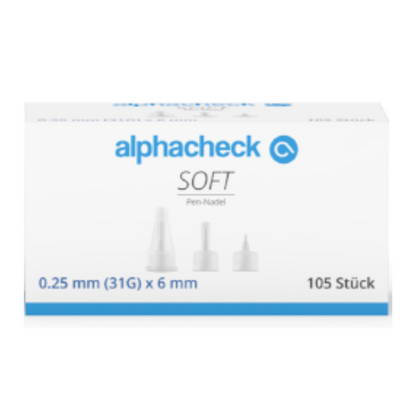 Una scatola bianca con la scritta "Alphacheck soft Pen-Nadel, diverse dimensioni, 105 pezzi/confezione" con immagini di tre aghi che indicano la dimensione di 0,25 mm (31G) x 6 mm e un rivestimento in silicone per un'iniezione di insulina delicata. La scatola contiene 105 pezzi del marchio Berger Med GmbH, con testo principalmente in blu e grigio.