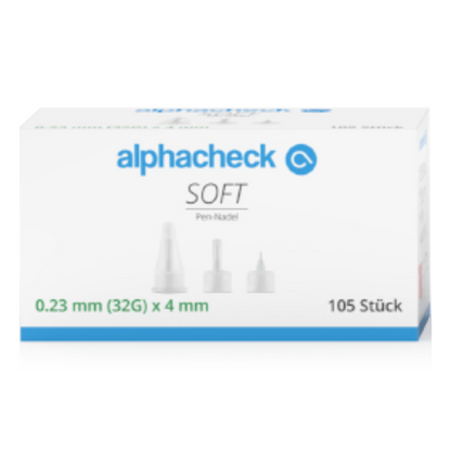 Una scatola bianca con un'etichetta blu "alphacheck SOFT Pen-Nadel" contiene 105 aghi Alphacheck Soft, diverse dimensioni, 105 pezzi/confezione di Berger Med GmbH, con dimensioni di 0,23 mm (32G) x 4 mm. Gli aghi sono ideali per iniezioni di insulina e hanno un rivestimento in silicone. La scatola mostra sulla parte anteriore immagini degli aghi, dei loro cappucci e testo in tedesco.