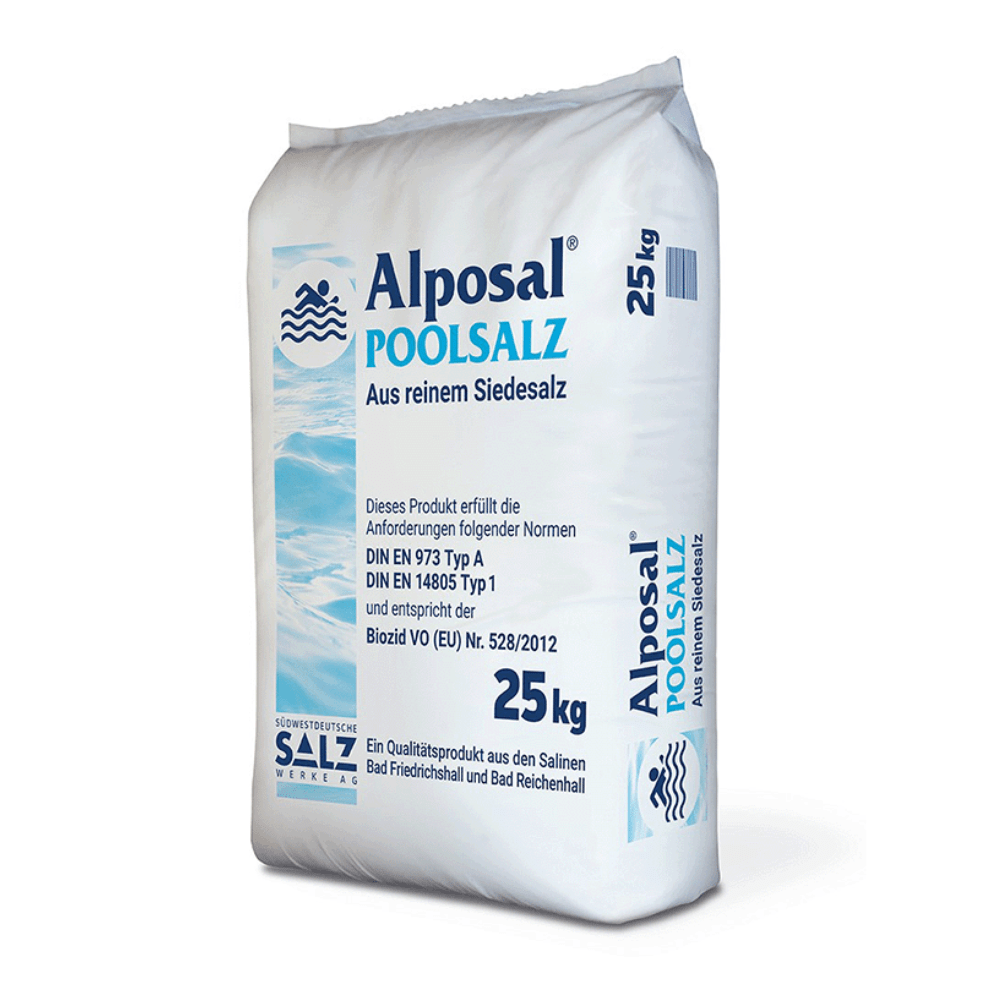 Un sacco da 25 kg di Alposal Poolsalz della Südwestdeutsche Salzwerke AG è confezionato prevalentemente in bianco con accenti blu e etichettato in lingua tedesca. Contiene il 99,9% di cloruro di sodio per l'uso in impianti di elettrolisi del sale e soddisfa le norme DIN come sale puro per piscine.