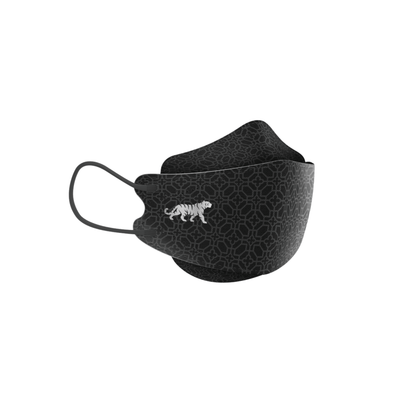 La maschera facciale designer Altruan filtrante particelle (standard FFP2) in nero si distingue per un semplice motivo geometrico con una tigre bianca ricamata su un lato. Questa maschera offre passanti per le orecchie e una vestibilità ergonomica per un maggiore comfort ed è disponibile in una confezione da 10 maschere.