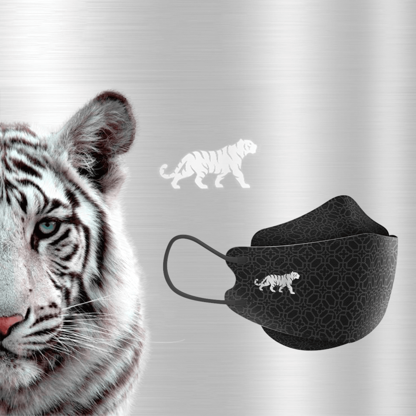 L'immagine mostra un primo piano di una tigre bianca con strisce distintive. Accanto alla tigre c'è una maschera facciale designer Altruan conforme allo standard FFP2 con un design di tigre abbinato. Lo sfondo è un argento metallico delicatamente strutturato.