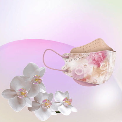 Una maschera facciale designer Altruan filtrante particelle, conforme allo standard FFP2, mostra la sua vestibilità ergonomica su uno sfondo pastello con una sfumatura rosa-verde. In primo piano, un insieme di orchidee bianche sottolinea l'eleganza del suo design elegante.