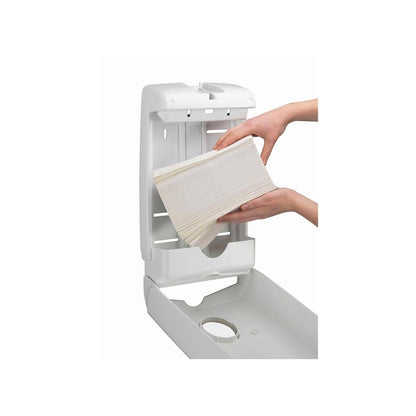 Qualcuno riempie il dispenser Aquarius™ Slimfold™ per asciugamani piegati (Bianco) di Kimberly-Clark GmbH montato a parete, sollevando il coperchio e inserendo una pila di asciugamani piegati in questo dispenser salvaspazio.