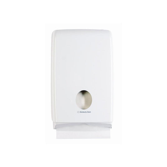Il distributore di asciugamani piegati Aquarius™ Slimfold™ di Kimberly-Clark GmbH è un distributore bianco da parete con apertura circolare, dal quale è possibile prelevare un singolo asciugamano dalla parte inferiore: perfetto per gli ambienti moderni.