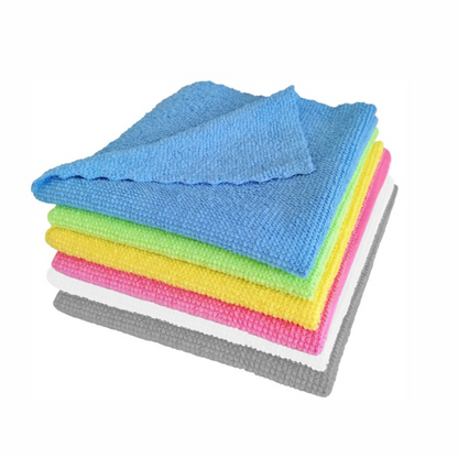 Una pila di panni in microfibra Arcora ECO-LINE 2in1 in blu, verde, giallo, rosa, bianco e grigio della Arcora International GmbH è ordinatamente disposta per la disinfezione delle superfici. Il panno blu strutturato è in cima alla pila e garantisce pulizia ed efficienza ad ogni passata.