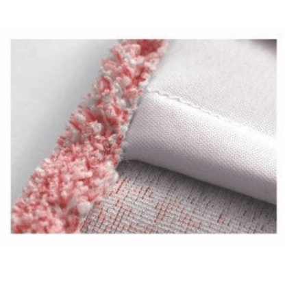 Primo piano di Arcora Micro Red - Fc Senza Copertina di Arcora International GmbH: bordo del tessuto con finitura strutturata rosa e bianca, filato di microfibra per un'eccellente raccolta dello sporco, cuciture bianche e una superficie leggermente tessuta. La scatola contiene 50 pezzi.