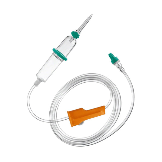 Il B. Braun Set per infusione Intrafix® SafeSet di B. Braun Deutschland GmbH & Co. KG è un kit per somministrazione endovenosa (IV) che comprende una camera di gocciolamento trasparente, un ago e un tubo lungo e flessibile dotato di un morsetto a rullo di colore arancione per il controllo preciso della portata. Questo kit è inoltre dotato di una membrana filtrante AirStop e di una porta di collegamento verde, adatta sia per infusioni a pressione che per infusioni per gravità.
